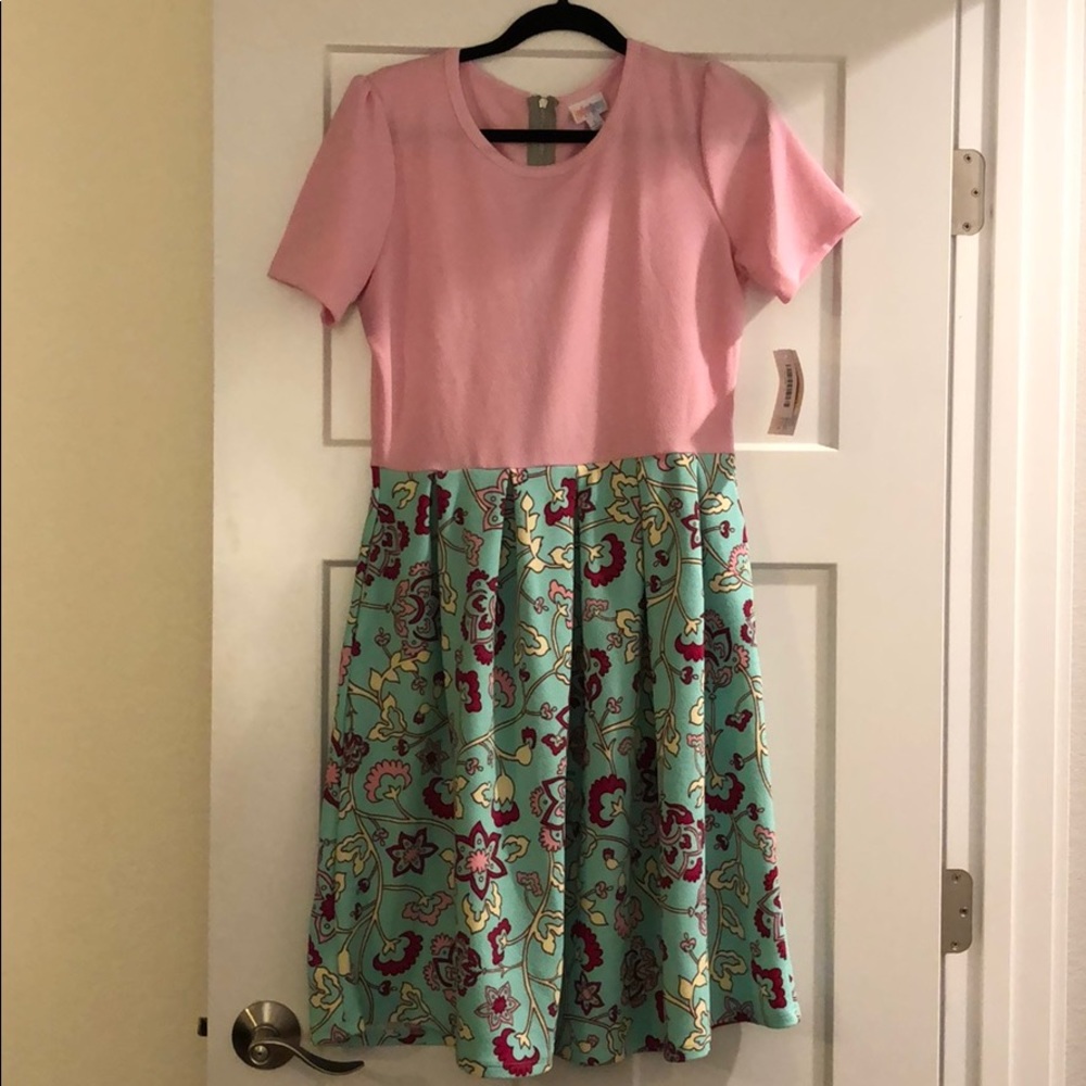 NWT LULAROE AMELIA LARGE